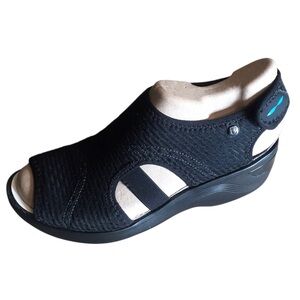 NIB Bzees size 7 1/2 black sandals